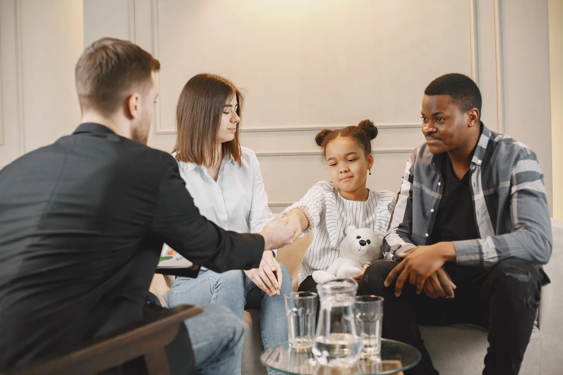 Familia en sesión de terapia familiar conversando con su terapeuta